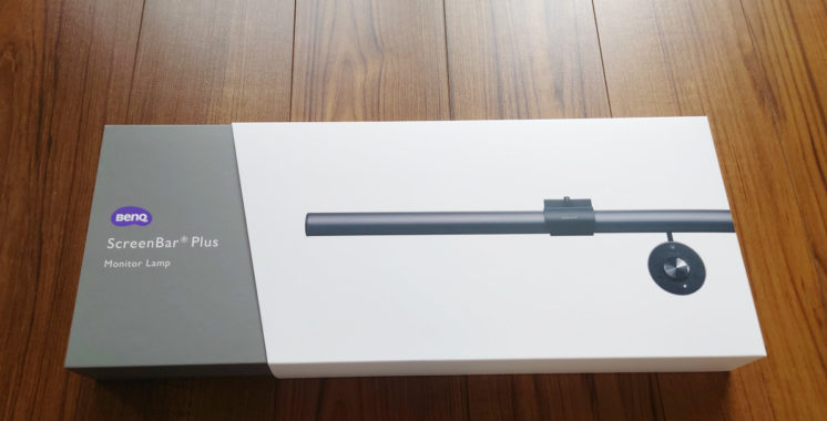 モニターの上に設置するデスクライト Benq ScreenBar Plus を購入