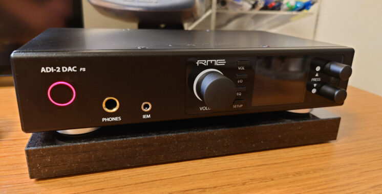 ADI-2 DAC FS に天然石オーディオボードを設置する